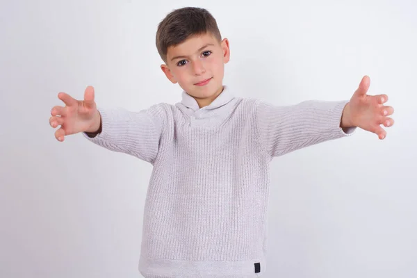 Niño Caucásico Con Suéter Punto Pie Sobre Fondo Blanco Mirando —  Fotos de Stock