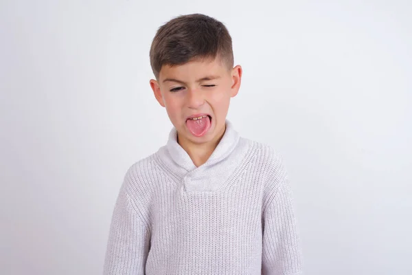 Ragazzo Caucasico Che Indossa Maglione Lavorato Maglia Piedi Sfondo Bianco — Foto Stock