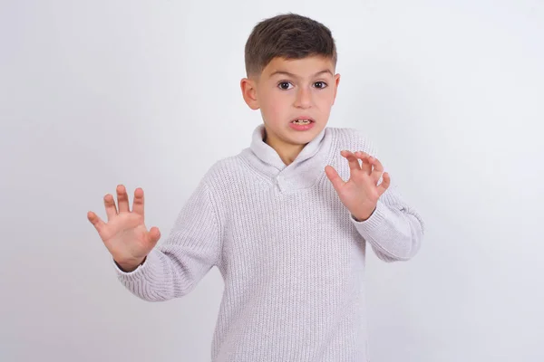 Niño Caucásico Vistiendo Suéter Punto Pie Sobre Fondo Blanco Asustado —  Fotos de Stock