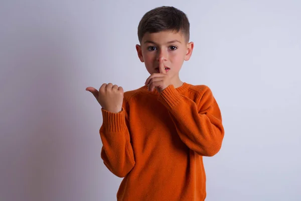 Ragazzo Caucasico Che Indossa Maglione Arancione Lavorato Maglia Piedi Sfondo — Foto Stock