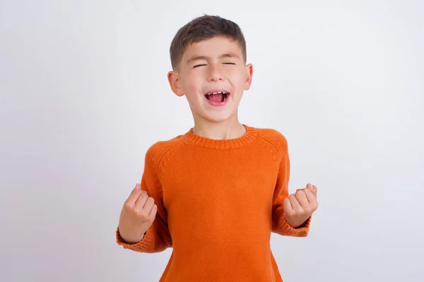 Ragazzo Caucasico Che Indossa Maglione Arancione Lavorato Maglia Piedi Sfondo — Foto Stock