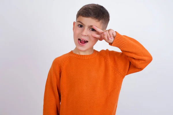 Ragazzo Caucasico Che Indossa Maglione Arancione Lavorato Maglia Piedi Sfondo — Foto Stock