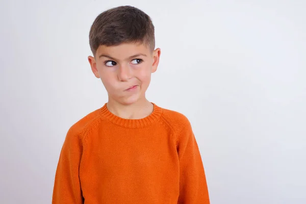 Ragazzo Caucasico Che Indossa Maglione Arancione Lavorato Maglia Piedi Sfondo — Foto Stock