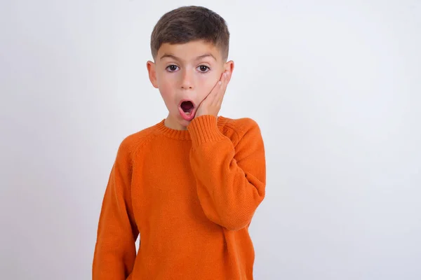 Scioccato Ragazzo Caucasico Che Indossa Maglione Arancione Lavorato Maglia Piedi — Foto Stock