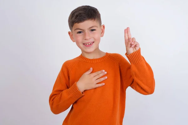 Beyaz Arka Planda Örülü Turuncu Süveter Giyen Beyaz Çocuk Elini — Stok fotoğraf