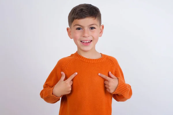 Niño Caucásico Usando Suéter Naranja Punto Pie Sobre Puntos Fondo —  Fotos de Stock