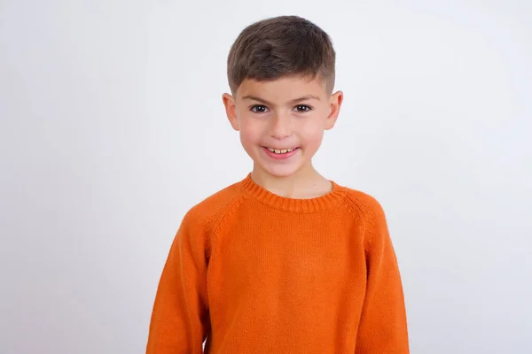 Enfant Caucasien Portant Pull Orange Tricoté Debout Sur Fond Blanc — Photo