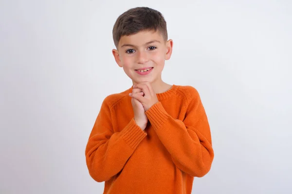 Positivo Niño Caucásico Con Suéter Naranja Punto Pie Sobre Fondo —  Fotos de Stock