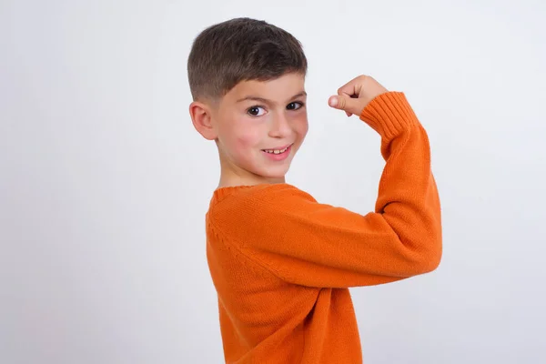 Ritratto Potente Ragazzo Caucasico Allegro Che Indossa Maglione Arancione Lavorato — Foto Stock