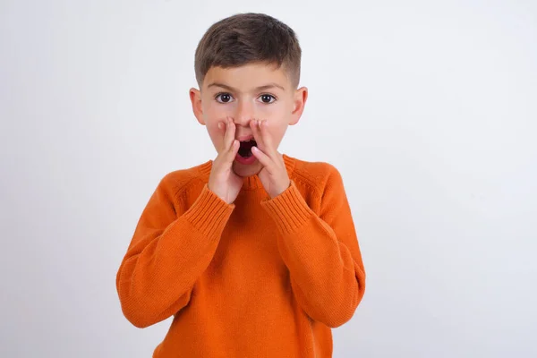 Ragazzo Caucasico Che Indossa Maglione Arancione Lavorato Maglia Piedi Sfondo — Foto Stock