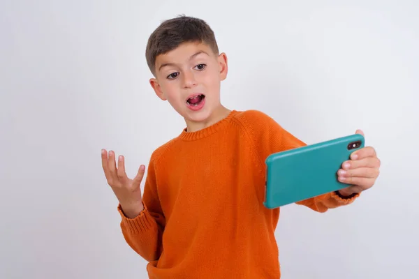 Guau Niño Caucásico Excitado Usando Suéter Naranja Punto Pie Sobre —  Fotos de Stock