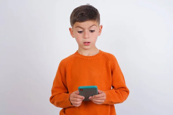 Niño Caucásico Enfocado Que Usa Suéter Naranja Punto Pie Sobre —  Fotos de Stock