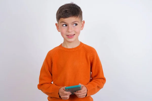 Niño Caucásico Vistiendo Suéter Naranja Punto Pie Sobre Fondo Blanco —  Fotos de Stock