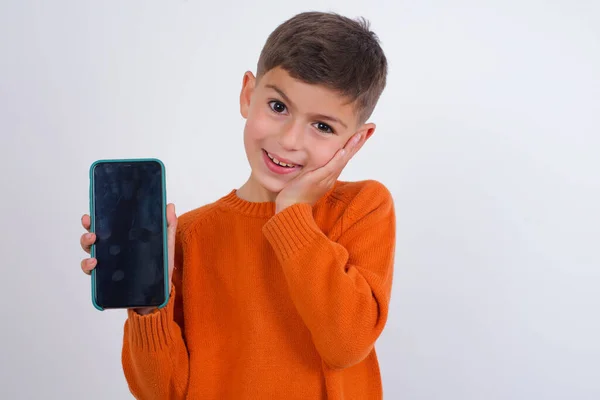 Niño Caucásico Con Suéter Naranja Punto Pie Sobre Fondo Blanco —  Fotos de Stock