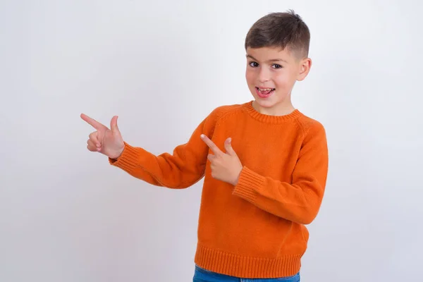 Niño Caucásico Usando Suéter Naranja Punto Pie Sobre Punto Fondo —  Fotos de Stock