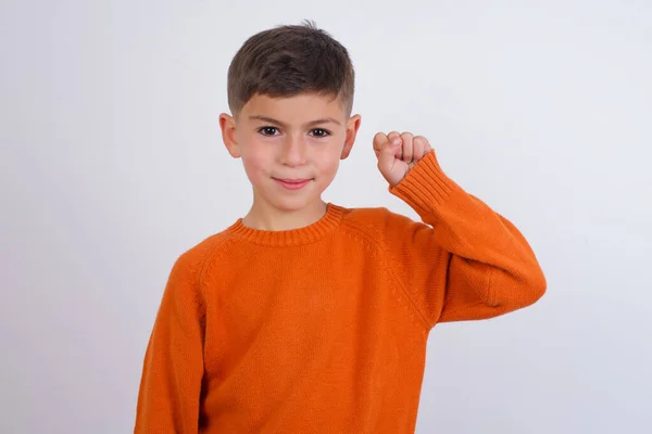 Kaukasischer Junge Gestricktem Orangefarbenem Pullover Steht Vor Weißem Hintergrund Und — Stockfoto