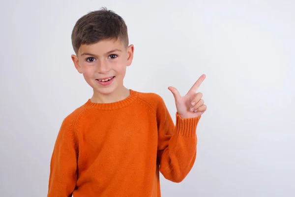 Хлопчик Кавказу Одягнений Язаним Оранжевим Светром Стоїть Над Білим Фоном — стокове фото
