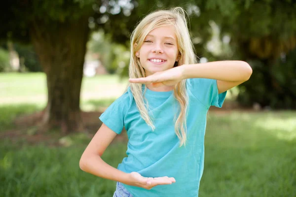 Niña Caucásica Pequeña Con Camiseta Azul Pie Aire Libre Haciendo — Foto de Stock