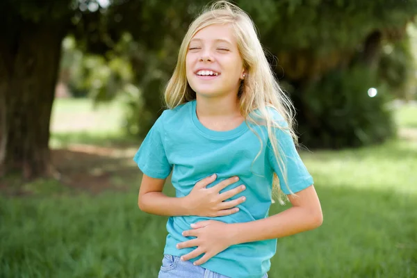 Blanc Petit Enfant Fille Portant Bleu Shirt Debout Extérieur Souriant — Photo