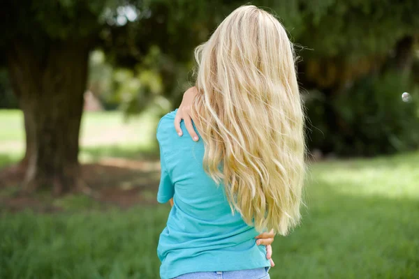 Blank Klein Meisje Met Een Blauw Shirt Buitenlucht Omhelst Zichzelf — Stockfoto