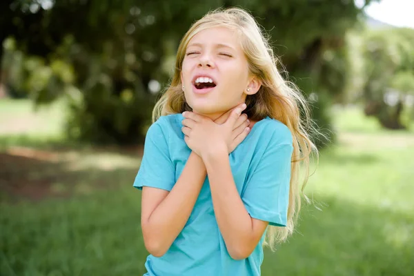 一个身穿蓝色T恤的白人小女孩站在室外喊叫着 因为痛苦的窒息而窒息 健康问题 窒息和自杀的概念 — 图库照片