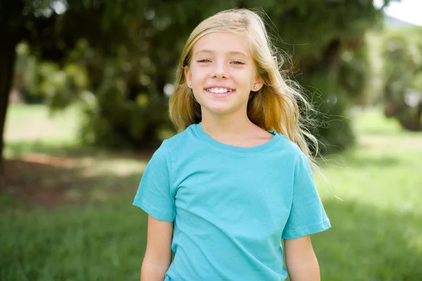 Niña Caucásica Que Lleva Una Camiseta Azul Aire Libre Con — Foto de Stock