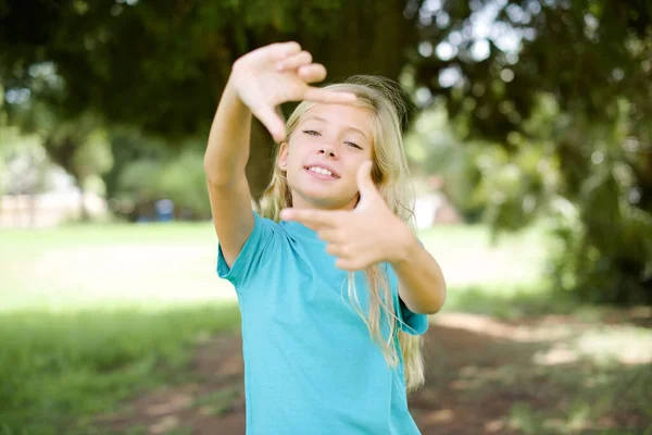 Niña Caucásica Usando Camiseta Azul Pie Aire Libre Haciendo Marco — Foto de Stock