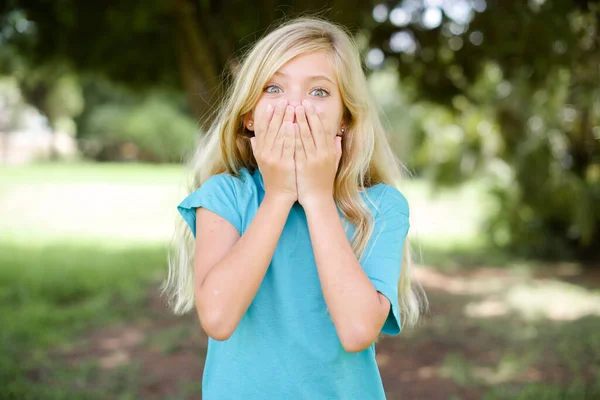 Levendig Blank Klein Meisje Draagt Blauw Shirt Dat Buiten Staat — Stockfoto