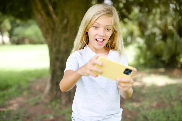 Retrato Una Niña Caucásica Emocionada Usando Una Camiseta Blanca Aire —  Fotos de Stock