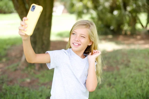 Petite Fille Blanche Vêtue Shirt Blanc Debout Extérieur Souriant Prenant — Photo