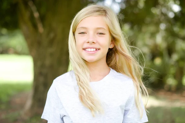 Niña Caucásica Niña Usando Camiseta Blanca Pie Aire Libre Con — Foto de Stock