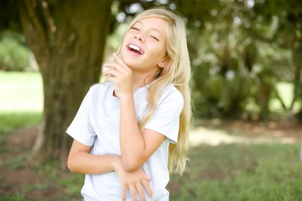 Kaukasisches Kleines Mädchen Weißen Shirt Das Draußen Steht Lacht Fröhlich — Stockfoto