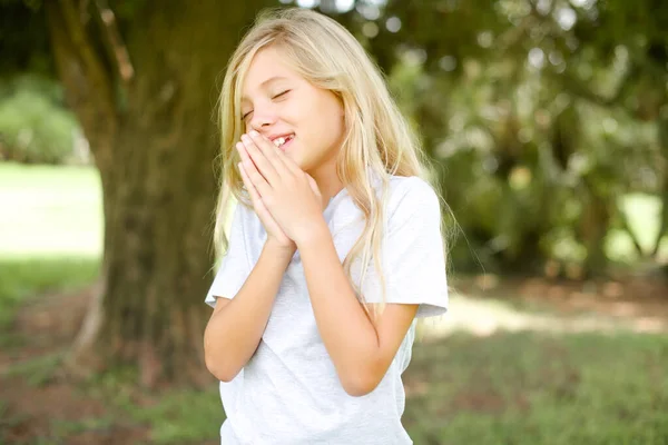 Überglückliches Kaukasisches Kleines Mädchen Weißen Shirt Das Draußen Steht Lacht — Stockfoto