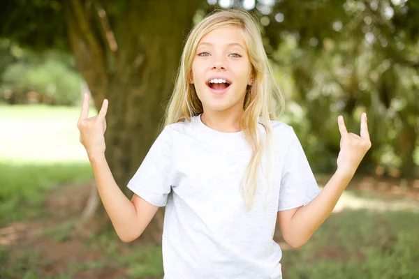 Caucásico Niña Pequeña Con Camiseta Blanca Pie Aire Libre Hace — Foto de Stock