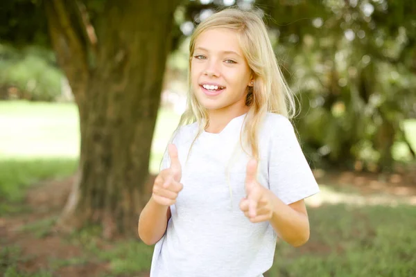 Niña Caucásica Niño Usando Camiseta Blanca Pie Aire Libre Dirige — Foto de Stock