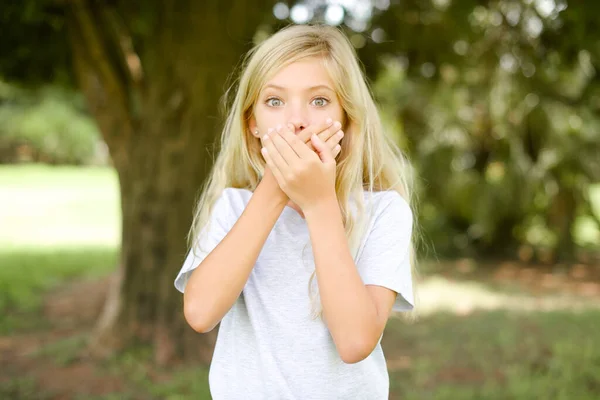 Verbijsterd Blank Meisje Wit Shirt Dat Buiten Staat Bedekt Beide — Stockfoto