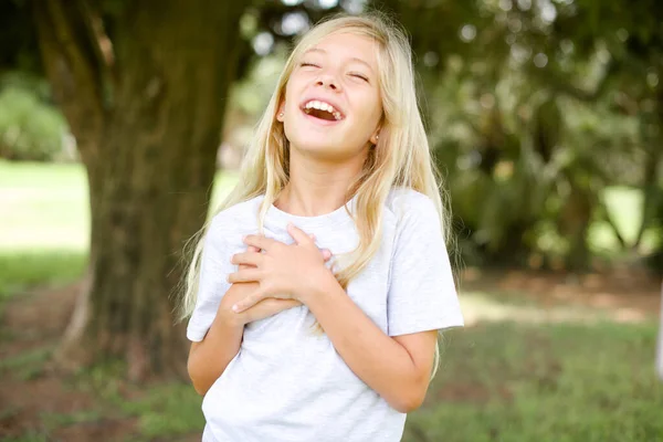 Niña Caucásica Niño Usando Blancot Shirt Pie Aire Libre Expresa — Foto de Stock