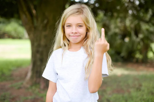 Menina Criança Caucasiana Vestindo Whitet Shirt Livre Mostra Dedo Médio — Fotografia de Stock