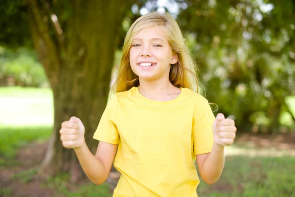 Feliz Hermosa Niña Caucásica Usando Camiseta Amarilla Pie Aire Libre — Foto de Stock