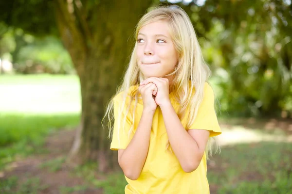 Curiosa Hermosa Niña Caucásica Usando Camiseta Amarilla Pie Aire Libre — Foto de Stock