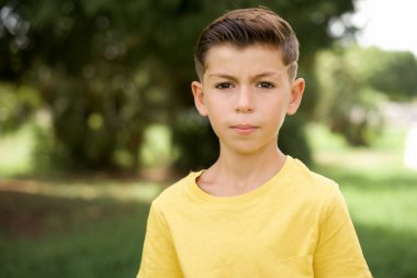 Hoş bir gülümsemeyle mutlu bir ifadeyle. Pozitif duygu kavramı