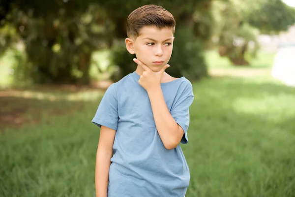Schöner Kaukasischer Kleiner Junge Mit Blauem Shirt Der Draußen Steht — Stockfoto