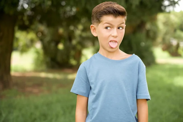 Bellissimo Ragazzo Caucasico Bambino Indossa Blu Shirt Piedi All Aperto — Foto Stock