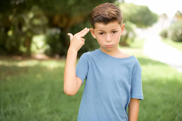 Menino Pequeno Caucasiano Bonito Infeliz Vestindo Camiseta Azul Livre Faz — Fotografia de Stock