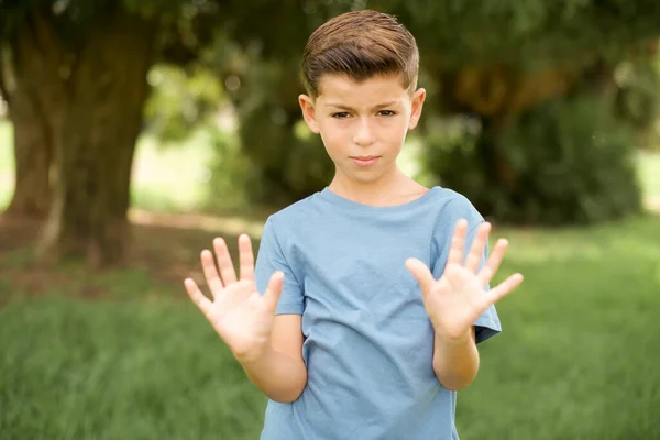 Ernst Schöne Kaukasische Kleine Junge Mit Blauem Shirt Freien Zieht — Stockfoto
