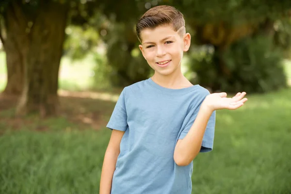 Lindo Caucasiano Menino Vestindo Azul Camiseta Livre Sorrindo Alegre Apresentando — Fotografia de Stock