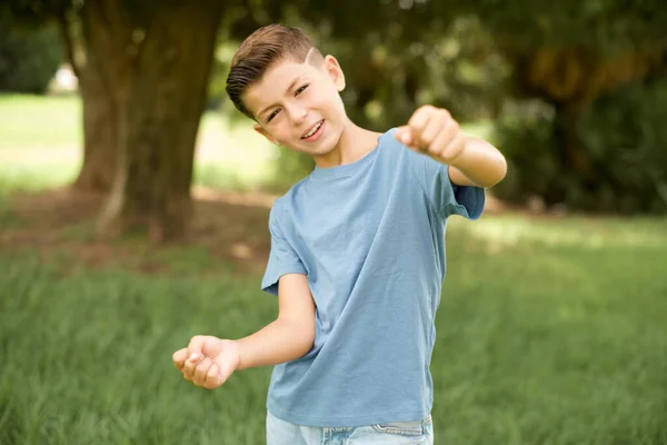 Beau Petit Garçon Caucasien Portant Bleu Shirt Debout Imaginer Gouvernail — Photo