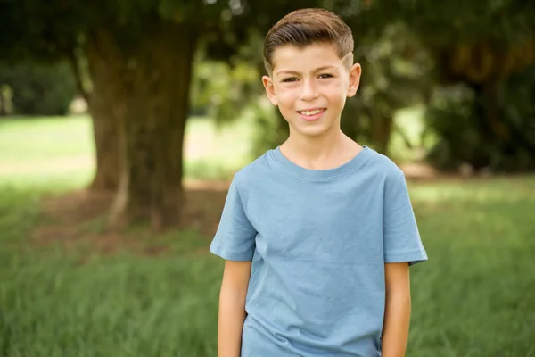 Vacker Vit Liten Pojke Blå Shirt Stående Med Ett Lyckligt — Stockfoto
