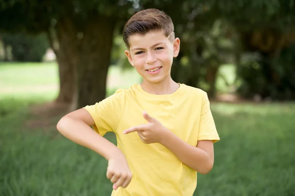 Hermoso Niño Caucásico Niño Vistiendo Camiseta Amarilla Pie Aire Libre —  Fotos de Stock