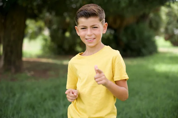 Lindo Menino Caucasiano Vestindo Camiseta Amarela Livre Apontando Dedos Para — Fotografia de Stock
